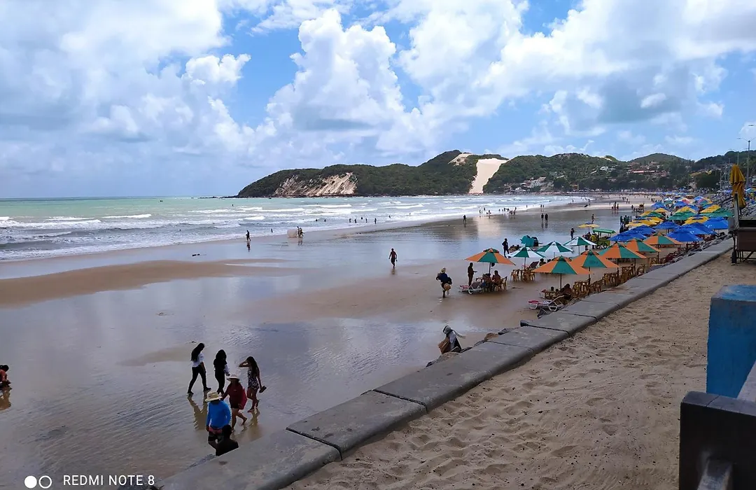 Confortável apartamento de 2 quartos para 5 pessoas, totalmente mobiliado, com wifi e netflix, localizado a uma quadra do calçadão da Praia de Ponta Neg,ra, prédio com piscina, churrasqueira e portaria virtual e eletrônica 24 horas-1