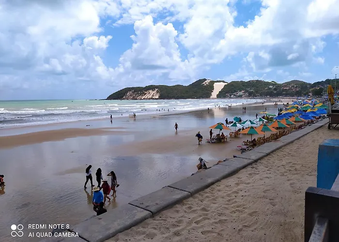 Confortável apartamento de 2 quartos para 5 pessoas, totalmente mobiliado, com wifi e netflix, localizado a uma quadra do calçadão da Praia de Ponta Neg,ra, prédio com piscina, churrasqueira e portaria virtual e eletrônica 24 horas Natal que aceita a